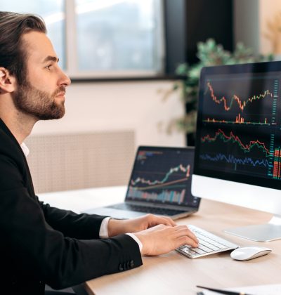 Smart stock trading investor, analyze the financial market of cryptocurrencies, invests in e